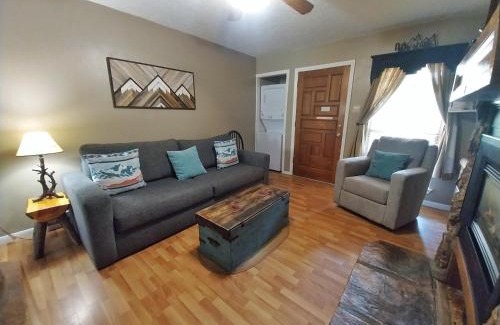 Red River Casa | Valley Condo 104 - Casa Zia - Creekside - WiFi - Hot Tub - Fireplace - Washer - Dryer - Pet Friendly