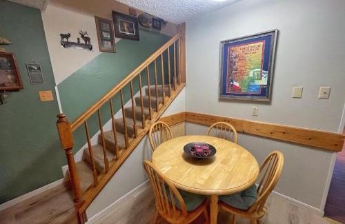 Red River Casa | Valley Condo 112 - Creekside - WiFi - Pet Friendly - Hot Tub - Fireplace - Washer - Dryer - Playground