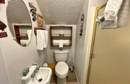 Red River Casa | Valley Condo 112 - Creekside - WiFi - Pet Friendly - Hot Tub - Fireplace - Washer - Dryer - Playground