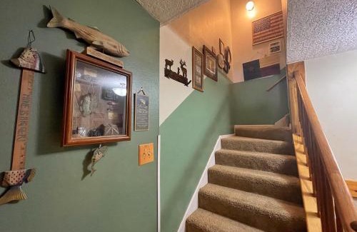 Red River Casa | Valley Condo 112 - Creekside - WiFi - Pet Friendly - Hot Tub - Fireplace - Washer - Dryer - Playground