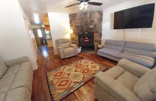 Red River Casa | Valley Condo 117 - Creekside - WiFi - Hot Tub - Fireplace - Washer - Dryer - Playground