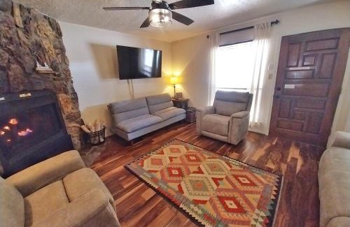 Red River Casa | Valley Condo 117 - Creekside - WiFi - Hot Tub - Fireplace - Washer - Dryer - Playground