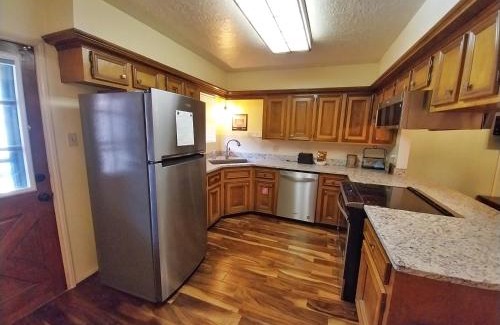 Red River Casa | Valley Condo 117 - Creekside - WiFi - Hot Tub - Fireplace - Washer - Dryer - Playground
