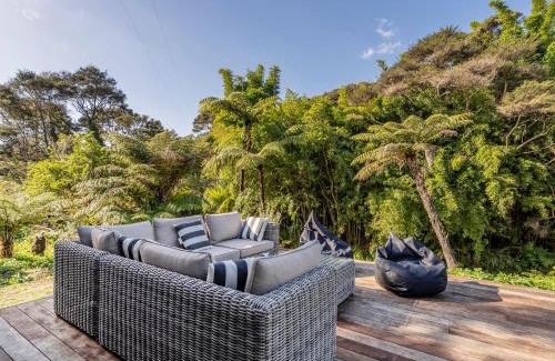 Kuaotunu Casa | Valley Hideaway - Kūaotunu Holiday Cabin