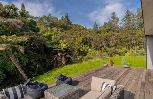 Kuaotunu Casa | Valley Hideaway - Kūaotunu Holiday Cabin