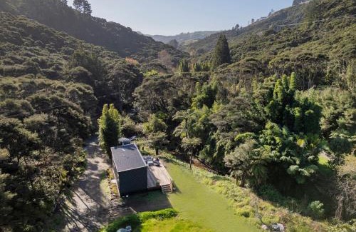 Kuaotunu Casa | Valley Hideaway - Kūaotunu Holiday Cabin