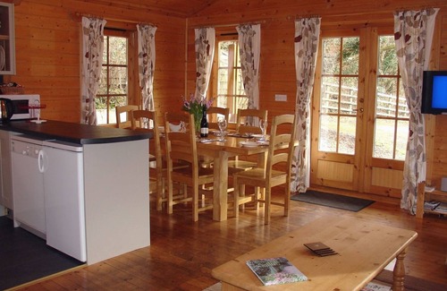 Oakfordbridge Cabaña | VALLEY LODGE, pet friendly, with a garden in Bampton, Devon