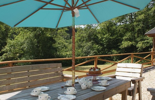 Oakfordbridge Cabaña | VALLEY LODGE, pet friendly, with a garden in Bampton, Devon