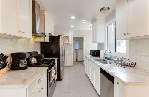 Reseda Casa | Valley Modern Glam Charmer