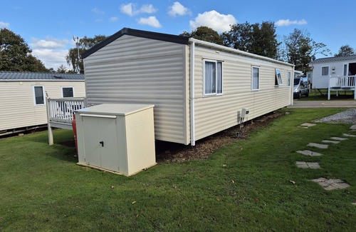 Hastings Casa | Valley Retreat - 4 bedrooms with decking sleeps 10 (D/F)
