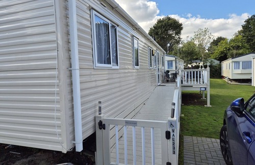Hastings Casa | Valley Retreat - 4 bedrooms with decking sleeps 10 (D/F)