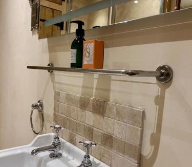 Stroud Casa | Valley View Cottage by MaisonPro