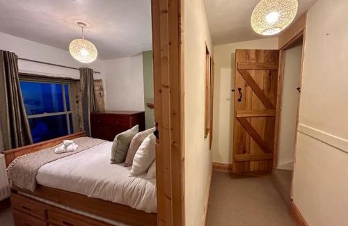 Stroud Casa | Valley View Cottage by MaisonPro