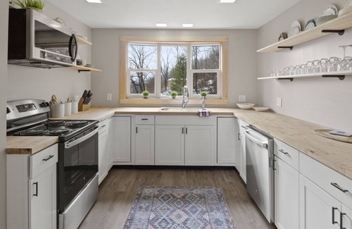 Honeoye Casa | Valley View | Mins to Lake and Ski | Hot Tub