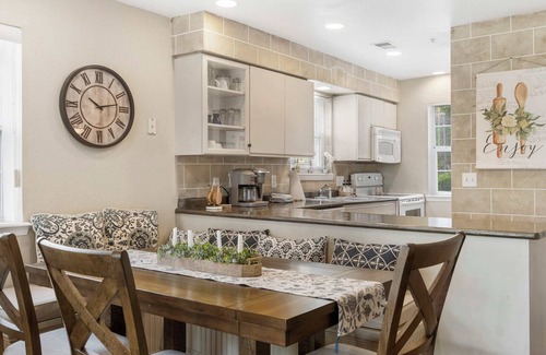 Branson Condominio | Valley View Treehouse | Holiday Hills Branson | Golf Resort | Outdoor Pools