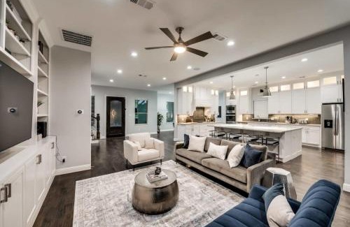 Lewisville Casa | Valley Vista Luxury Retreat w Pool Cinema Games