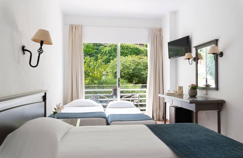 Agios Ioannis Peristeron Hotel | Louis Ionian Sun