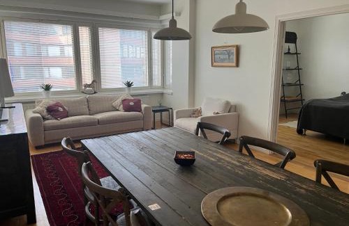 Toolo Apartamento | Valoisa ja tilava kaupunkikoti 73 neliötä
