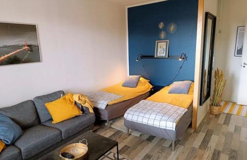 Raisio Apartamento | Valoisa yksiö parvekkeella