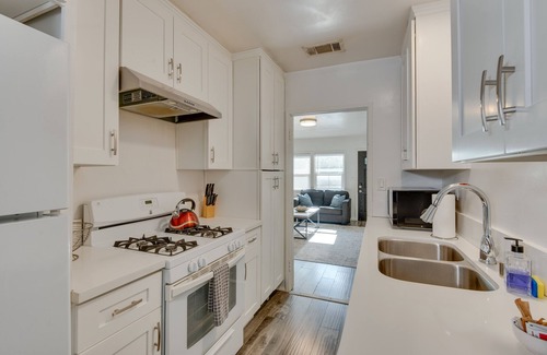 Sherman Oaks Apartamento | Van Nuys Abode w/ Patio, 7 Mi to Universal Studios