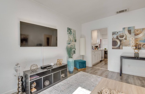 Sherman Oaks Apartamento | Van Nuys Abode w/ Patio, 7 Mi to Universal Studios