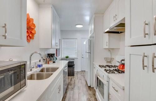 Sherman Oaks Apartamento | Van Nuys Abode w/ Patio, 7 Mi to Universal Studios