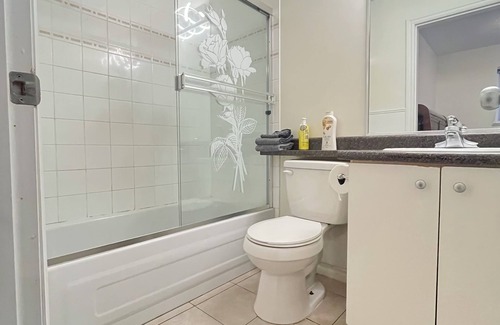 Hastings Casa | Vancouver cozy bachelor close to DT,PNE