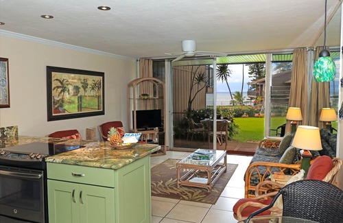 Honokowai Condominio | Polynesian Shores 120- Hermoso condominio frente al mar actualizado!