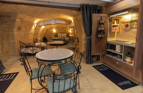 Montfort Casa | Vaulted ceiling at the foot of Château de Montfort Cool in summer and cosy in winter!