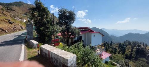 Suwakholi Villa | VEENU'S COTTAGE-views heater bonfire barbeque wifi MUSSOORIE