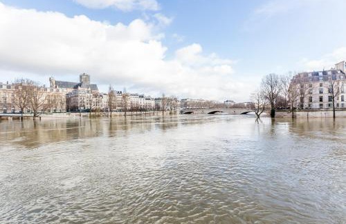 Les Iles Apartamento | Veeve - Overlooking the Seine on Ile de la Cité
