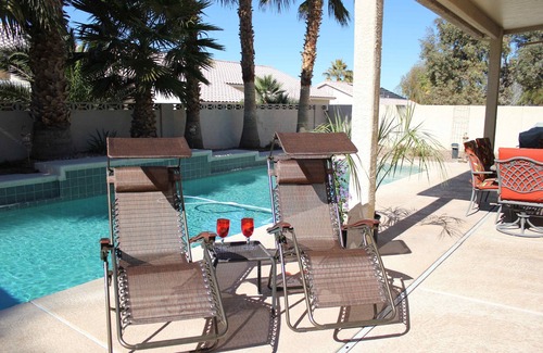 Paradise Casa | Vegas Haven! Duerme 8! Casa privada con piscina y bañera de hidromasaje en una comunidad cerrada