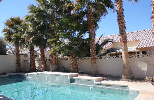 Paradise Casa | Vegas Haven! Duerme 8! Casa privada con piscina y bañera de hidromasaje en una comunidad cerrada