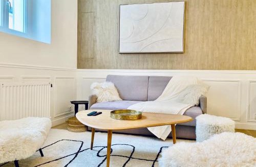 Sens Apartamento | Velvet - By BEST KEYS - Maison Duplex Élégante - Plein Centre Ville - Déco Minimaliste & Cosy - Literie Haut de Gamme - 2 chambres séparées - Lit Queen Size & 1 canapé convertible - Smart TV - Machine à Café Nespresso - WiFi Fibre - Check-in Autonome