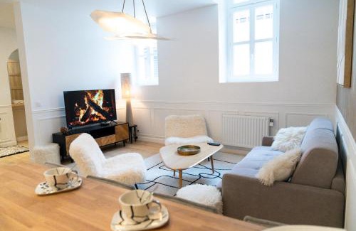 Sens Apartamento | Velvet - By BEST KEYS - Maison Duplex Élégante - Plein Centre Ville - Déco Minimaliste & Cosy - Literie Haut de Gamme - 2 chambres séparées - Lit Queen Size & 1 canapé convertible - Smart TV - Machine à Café Nespresso - WiFi Fibre - Check-in Autonome