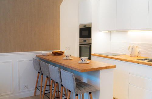 Sens Apartamento | Velvet - By BEST KEYS - Maison Duplex Élégante - Plein Centre Ville - Déco Minimaliste & Cosy - Literie Haut de Gamme - 2 chambres séparées - Lit Queen Size & 1 canapé convertible - Smart TV - Machine à Café Nespresso - WiFi Fibre - Check-in Autonome