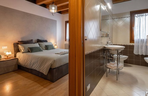 Noventa di Piave Apartamento | [Venice-Suite Hemingway] a few steps away Outlet with Netflix and Wi-fi