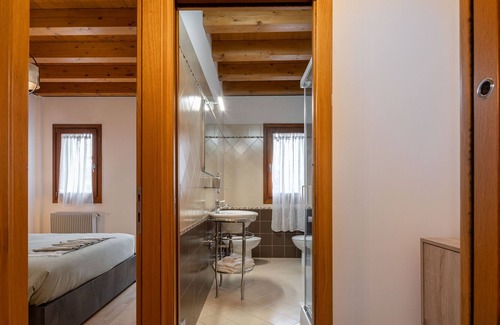 Noventa di Piave Apartamento | [Venice-Suite Hemingway] a few steps away Outlet with Netflix and Wi-fi