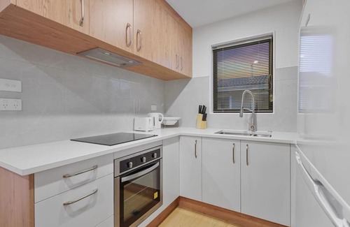 Mangere Casa | Venture Heights Townhouse with Parking and Patio