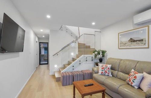 Mangere Casa | Venture Heights Townhouse with Parking and Patio