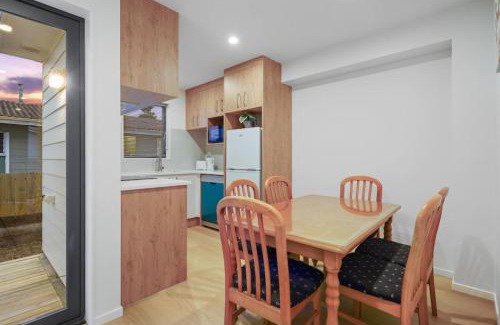 Mangere Casa | Venture Heights Townhouse with Parking and Patio