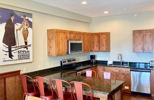 Lake Placid Casa | Condominio de 5 habitaciones en el corazón del pueblo con vista