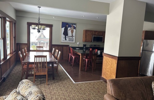 Lake Placid Casa | Condominio de 5 habitaciones en el corazón del pueblo con vista