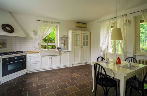 Monate Villa | Veranda del Lago with 2 bedrooms and 2 bathrooms next to Monate Lake