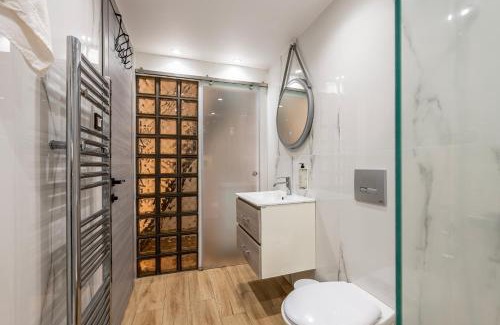 Zipari Apartamento | Verdant Haven - 5 Min from the Sea
