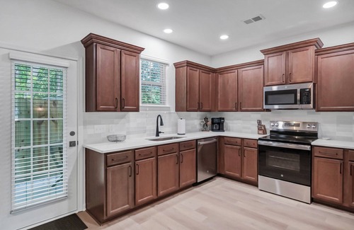 Oak Grove Casa | Verdant Villa-Columbia & Lexington-Near Everything! I-26 I-20 I-77 & Downtown