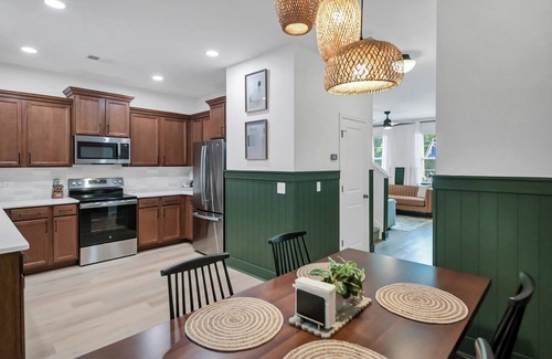 Oak Grove Casa | Verdant Villa-Columbia & Lexington-Near Everything! I-26 I-20 I-77 & Downtown