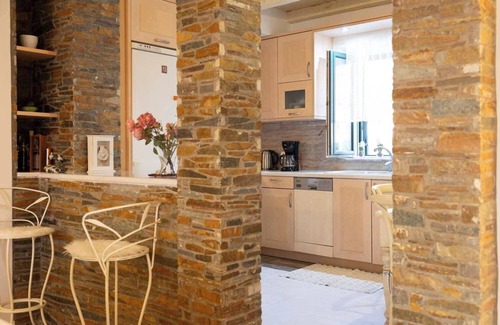 Paralia Vergas Casa | Verga Stone Haven - Seafront Waves' Embrace