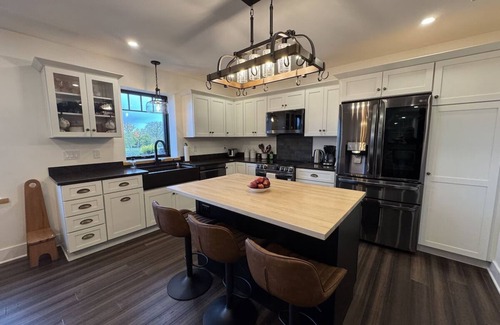 New Haven Apartamento | Vermont Modern Farmhouse-Apartamento-Moderno-Baño con bañera-Vista del valle