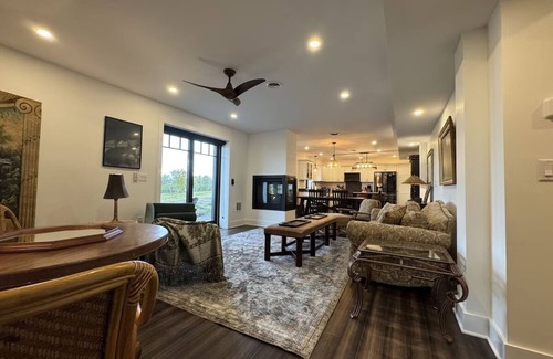 New Haven Apartamento | Vermont Modern Farmhouse-Apartamento-Moderno-Baño con bañera-Vista del valle